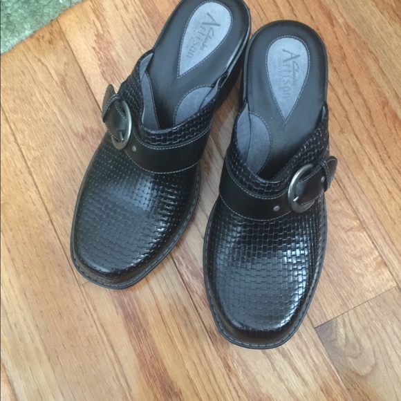 Size 9 shoes - Picture 2 of 2